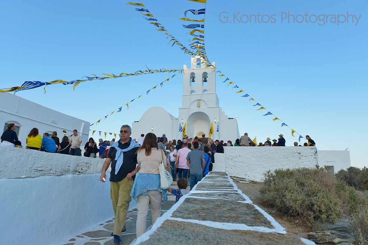 La chiesa di Chrysopigi decorata per la festa dell’Ascensione