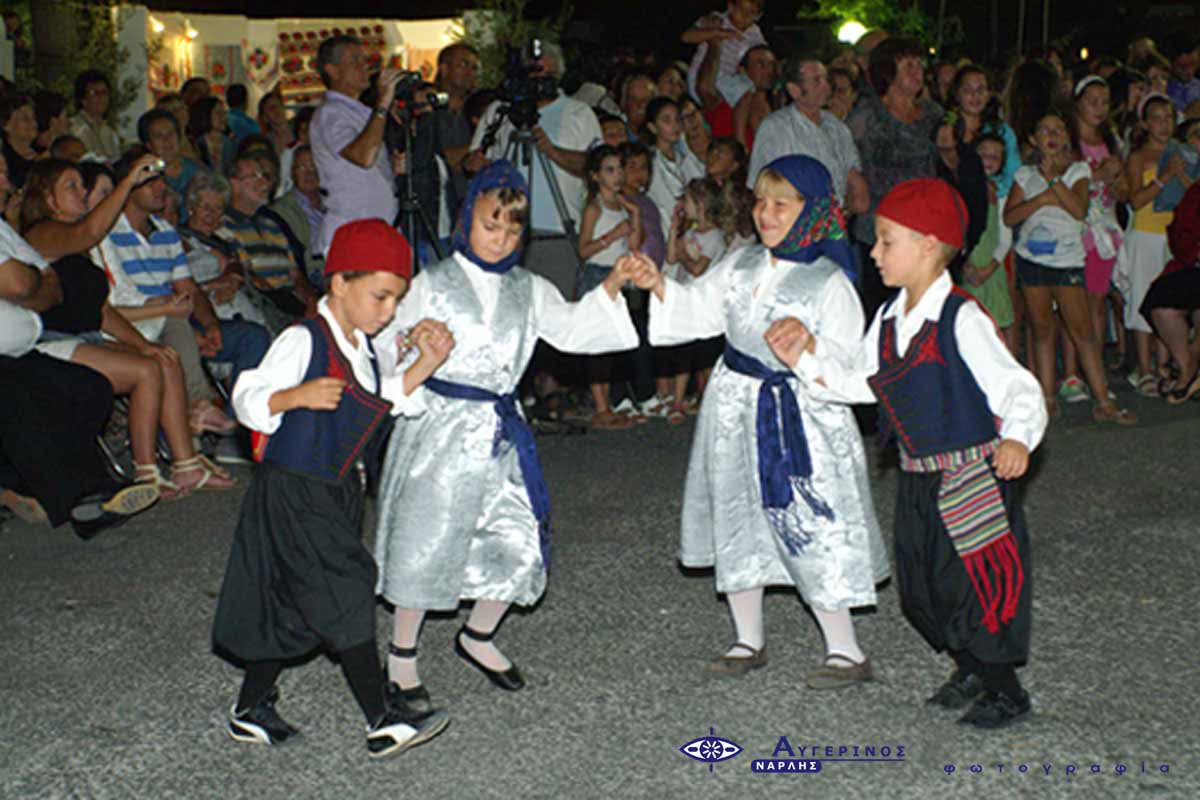 Danze tradizionali greche eseguite da bambini al Festival della Gastronomia Cicladica
