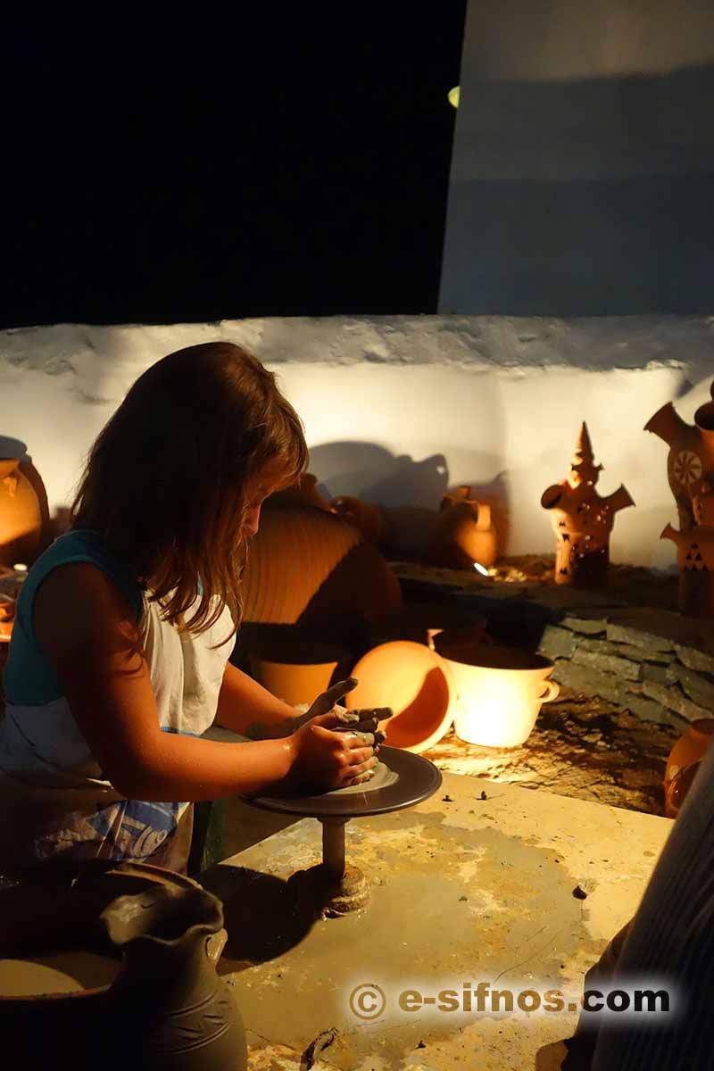 Lezioni di ceramica per bambini al Festival della Gastronomia Cicladica a Sifnos
