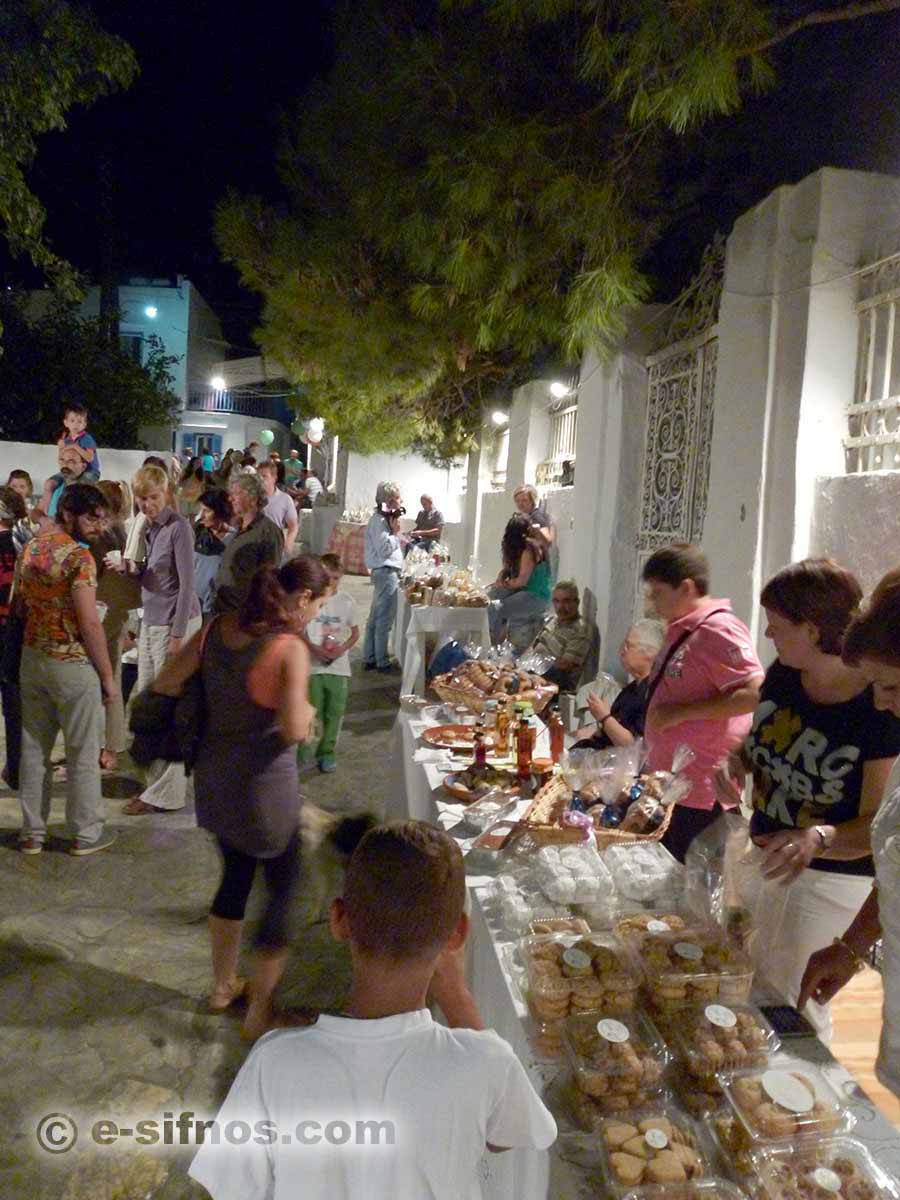 Il piccolo bazar nel vicolo di Artemonas, durante il Festival della Gastronomia Cicladica