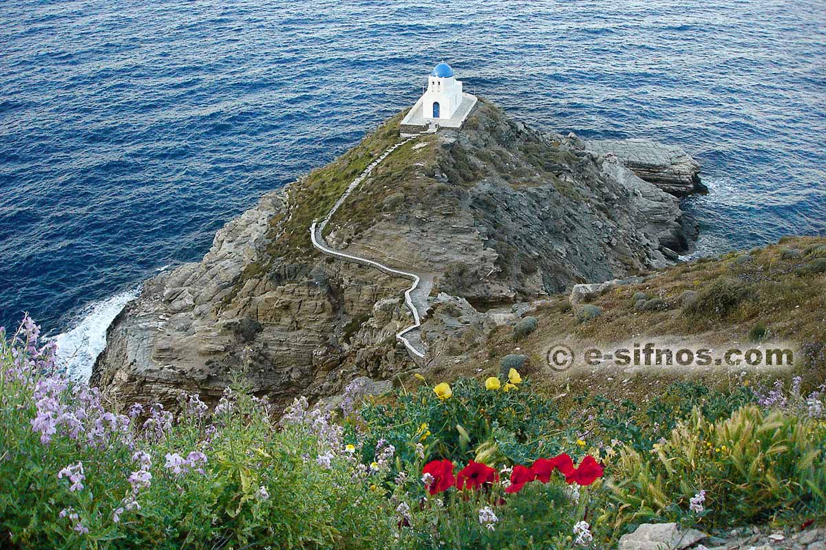 La piccola chiesa dei 7 Martiri a Kastro, in primavera