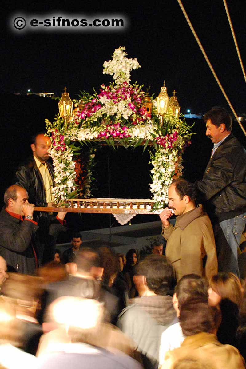 Sollevando l’Epitafio per permettere alle persone di passare sotto