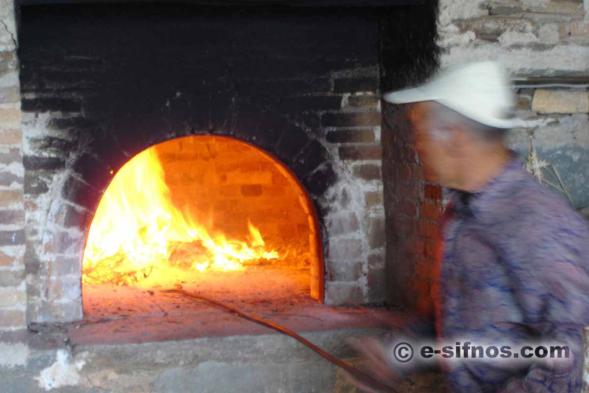 Preparazione del forno a legna per il mastelo a Pasqua a Sifnos