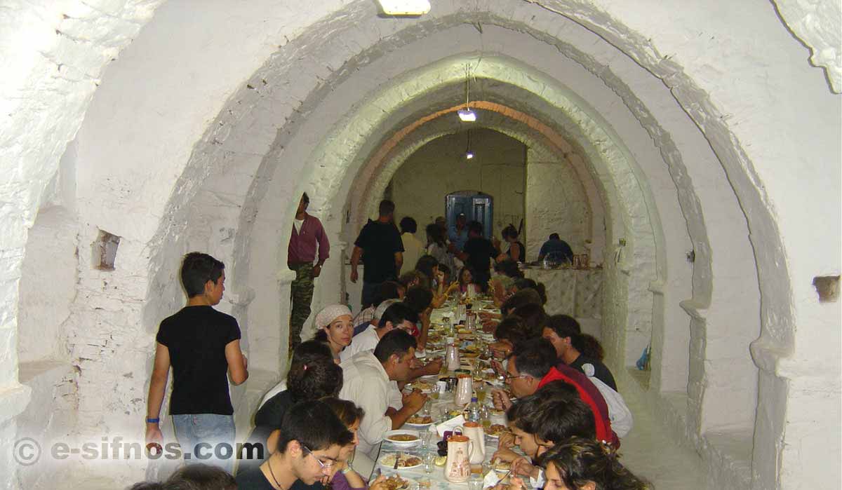 La sala con arcate bianche nella chiesa del Profeta Elia Psilos (il grande)