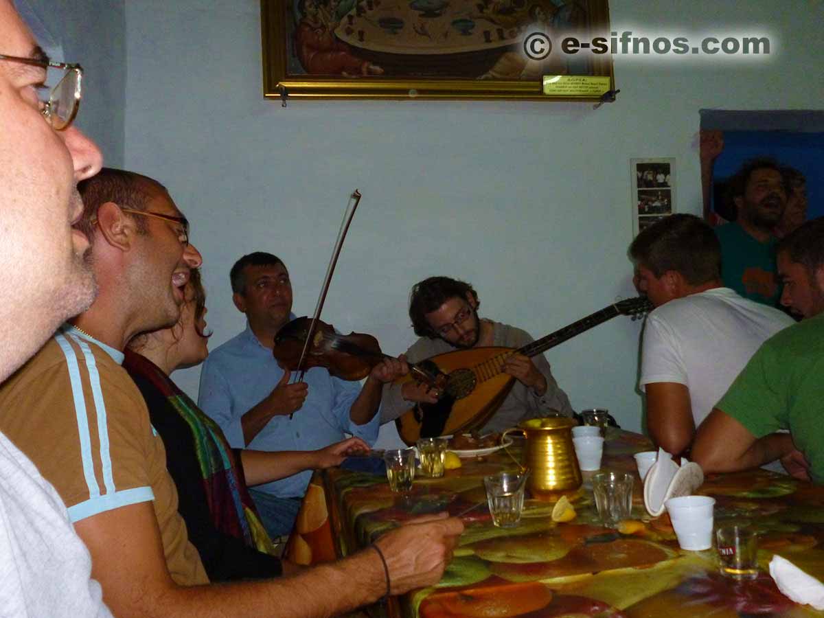 I violini suonano durante la festa di Ai Gianis Mavro Horio e la gente canta