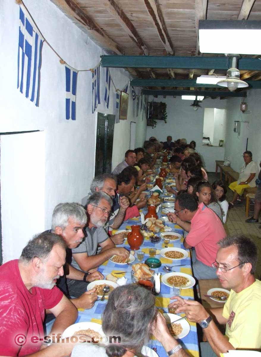 Persone che mangiano la zuppa di ceci alla festa di Panagia Toso Nero