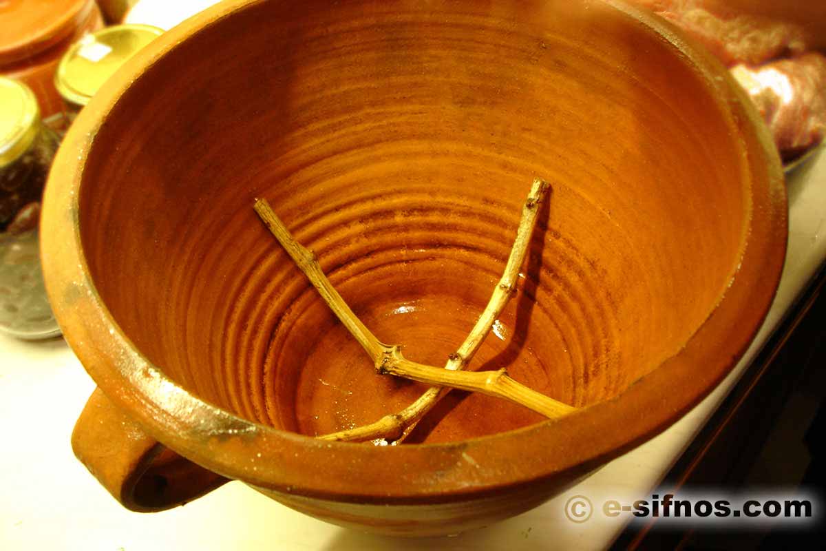 Pentola di terracotta tradizionale mastelo a Sifnos