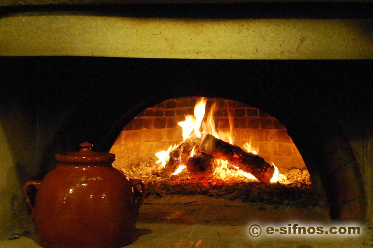 Pentola di terracotta tradizionale skepastaria a Sifnos