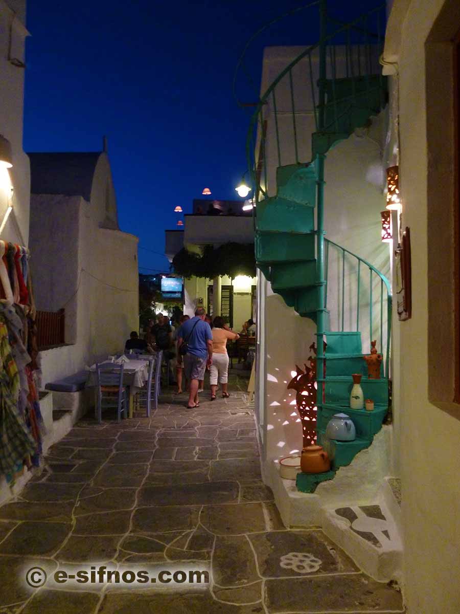 Vicolo per lo shopping ad Apollonia, Sifnos
