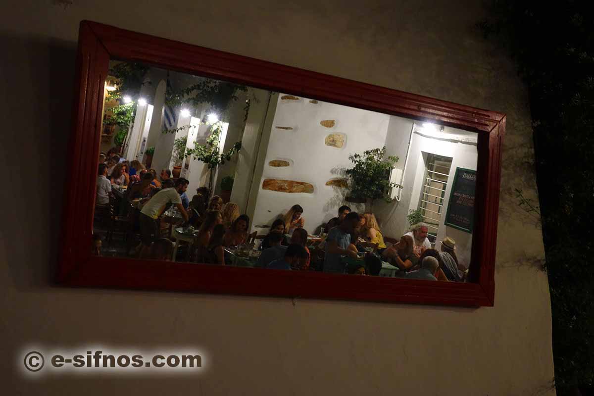 Il vicolo di Apollonia di notte a Sifnos