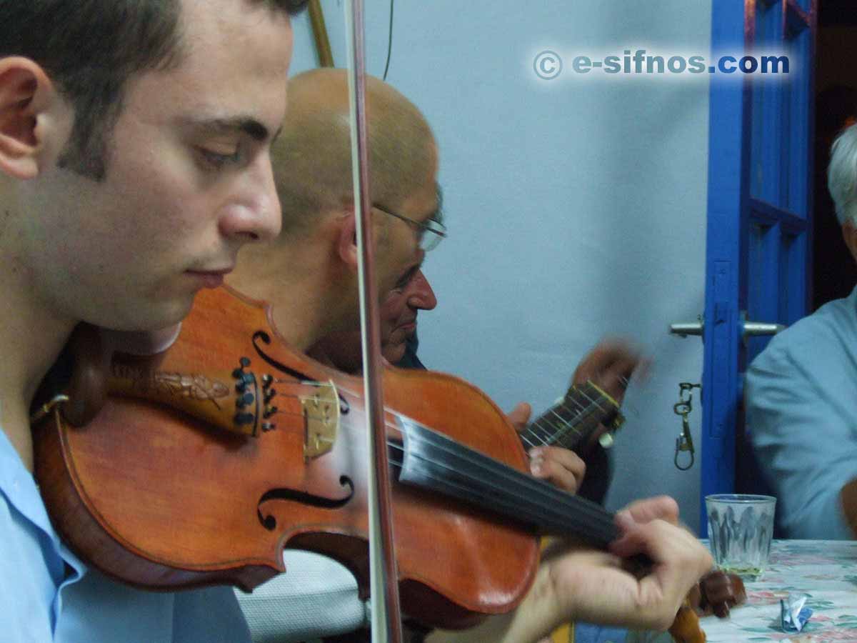Musicisti tradizionali durante una festa a Sifnos