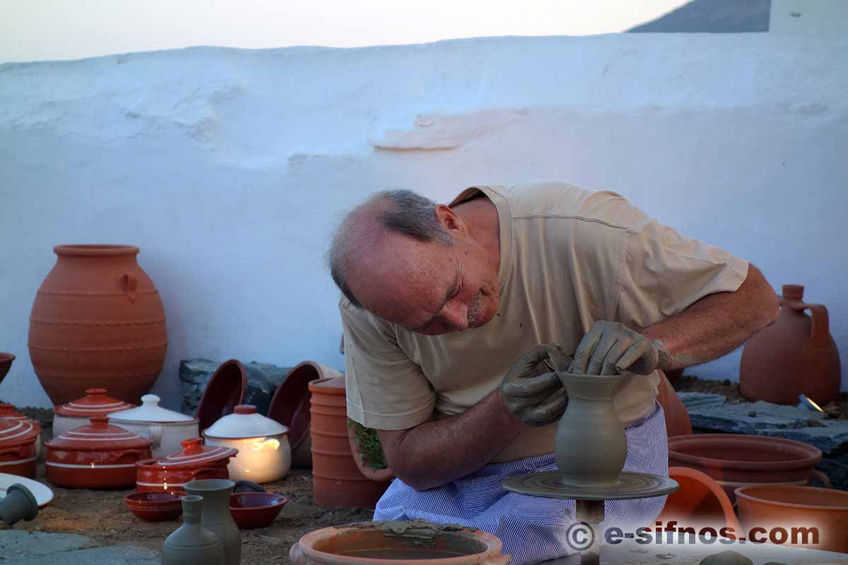 Vasaio che modella un vaso di ceramica