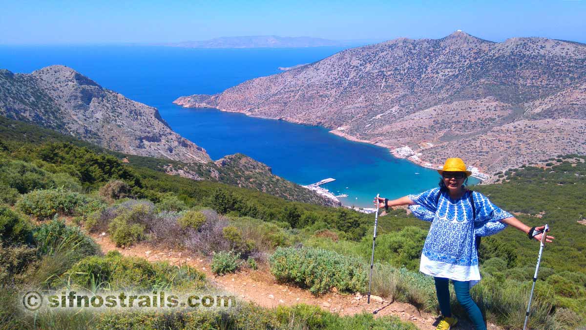 Suh Myong Sook che cammina sui sentieri di Sifnos