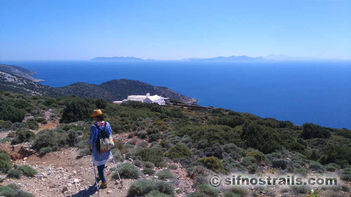 Suh Myong Sook cammina sui sentieri di Sifnos