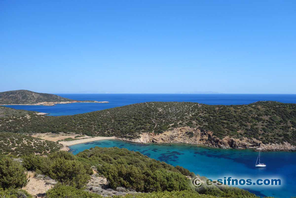 La spiaggia di Fikiada vista dal sentiero